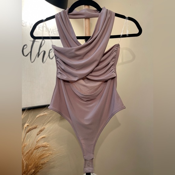 Women’s Chic Sleeveless Bodysuit with Criss-Cross Neckline - Picture 6 of 10